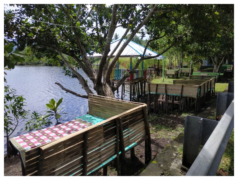 Tempat duduk dan Gazebo di areal Danau Tolire kecil/dokpri