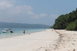 Pantai putih di Pulau Peucang. Sumber: Dokumentasi Pribadi