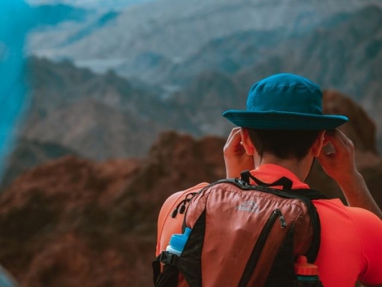 Topi biru (Unsplash/ Josh Appel)