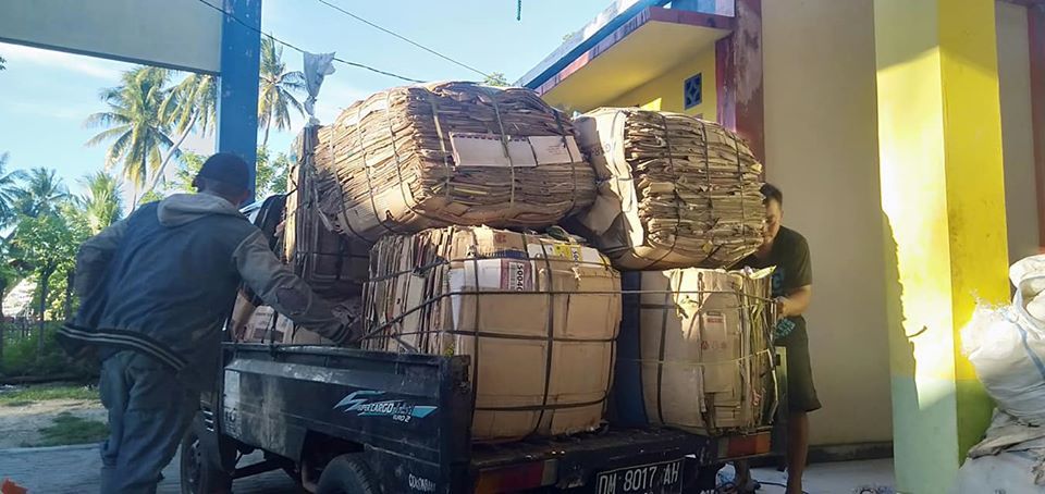 Kardus hasil daur ulang tingkat pertama. Sebelum dikirim ke pabrik pengolahan kertas daur ulang, kardus yang ringan perlu dipadatkan menggunakan mesin press agar biaya pengirimannya menjadi lenbih murah serta isi kargo biasa lebih banyak. Selain itu, seperti disebutkan di atas, daur ulang kertas perlu menyingkirkan bahan non kertas yang melekat atau menempel pada kardus pasca guna (Gambar Marahalim Siagian). 