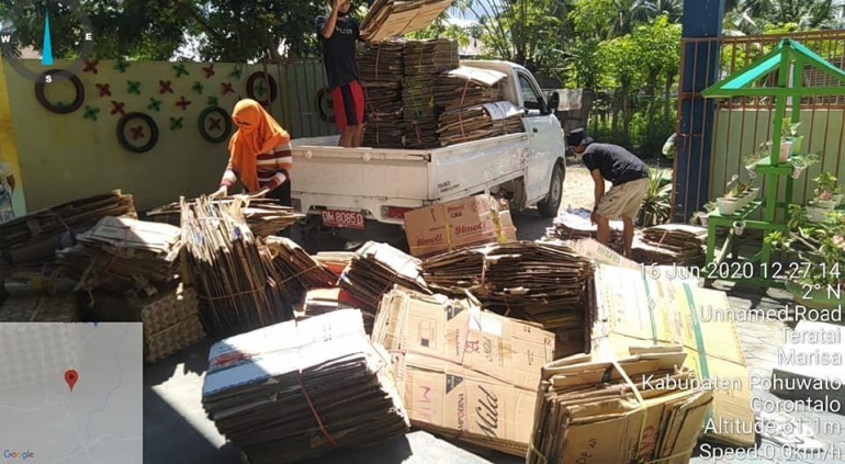Kardus yang dikumpulkan oleh bank sampah kemudian dibawa ke unit daur ulang plastik dan kertas di Kota Marisa, Kab. Pohuwato, Provinsi Gorontalo (Gambar Marahalim Siagian)