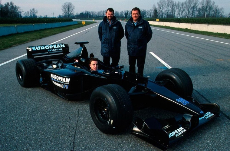 Walaupun tim kecil, fanbase Minardi Racing sangat loyal dan sempat mengajukan petisi terkait penggunaan nama meskipun akhirnya dimenangkan Red Bull. | Sumber Gambar : https://wtf1.com/post/on-this-day-in-f1-paul-stoddart-saved-the-minardi-team/