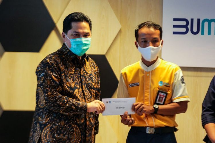 Mujenih menerima penghargaan dari Menteri BUMN Erick Thohir berkat tindakan jujurnya (dok. Kementerian BUMN melalui Kompas.com)