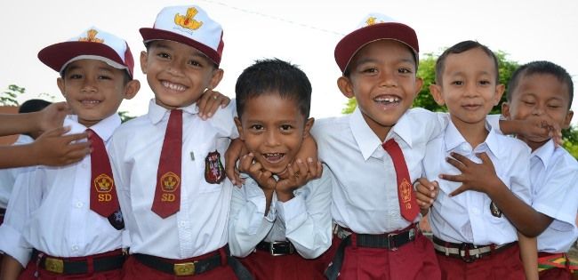 Para siswa ceria saat sekolah (Foto anteroaceh.com) 