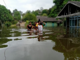 Warga yang berusaha melewati banjir di Desa Setipayan, Kecamatan Jelai Hulu. Foto dok : Bonifasius Rionaldo