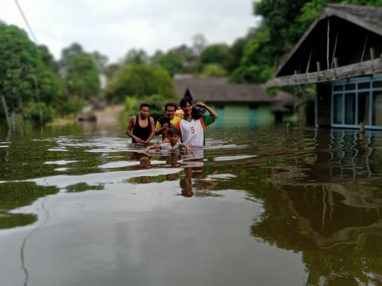 Warga yang berusaha melewati banjir di Desa Setipayan, Kecamatan Jelai Hulu. Foto dok : Bonifasius Rionaldo
