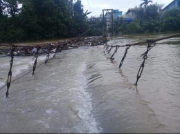 Jembatan  gantung di Riam Kota yang terkena arus banjir. Foto dok : Bonifasius Rionaldo