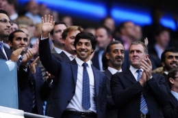 Pemilik City Football Group, Sheikh Mansour bin Zayed Al Nahyan, melambaikan tangannya saat berada di Stadion Etihad. (digitalsport via Kompas.com)
