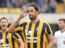 Toni pensiun di Hellas Verona setelah menyandang gelar topskorer Serie A bersama Icardi. Gambar: Getty Images/Dino Panato via Detik.com