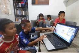 Anak-anak berbagi laptop untuk belajar bersama (pikiranrakyat)