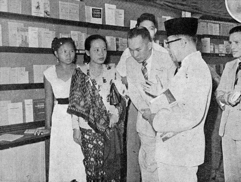 Bung Hatta menghadiri pekan buku Indonesia 1954/ wikimedia commons