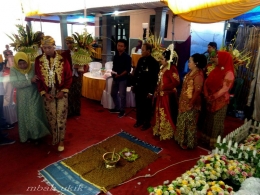 Upacara Temu atau Panggih pengantin sesuai dengan primbon dalam tradisi budaya Jawa, Dokpri
