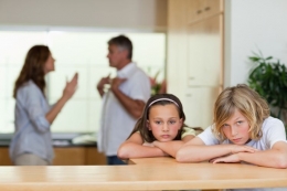 Ilustrasi anak yang bersedih hati akibat perceraian orang tua (Foto: Shutterstock via kompas.com)