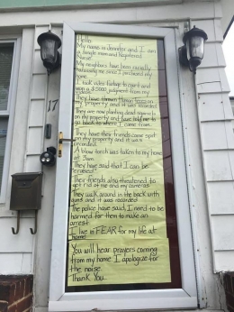 Tulisan Jennifer di pintu rumahnya | boredpanda.com