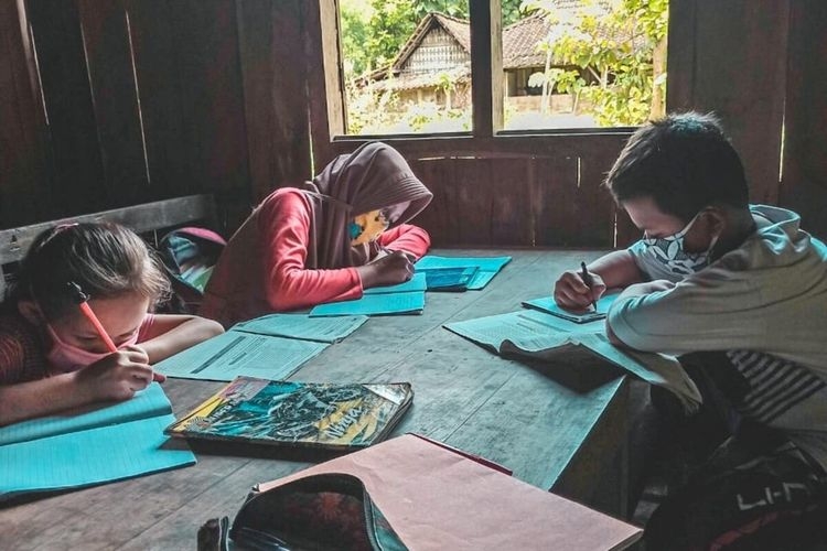 Siswa SDN Sigit 3 Desa Sigit, Tangen, Sragen, Jawa Tengah sedang belajar kelompok di rumah.(Dok. pribadi Lulu Kartika via Kompas.com)