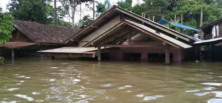 Rumah yang terendam banjir beberapa hari lalu di Desa Setipayan, Kecamatan Jelai Hulu, Ketapang, Kalimantan Barat . Foto dok : Bonifasius Rionaldo