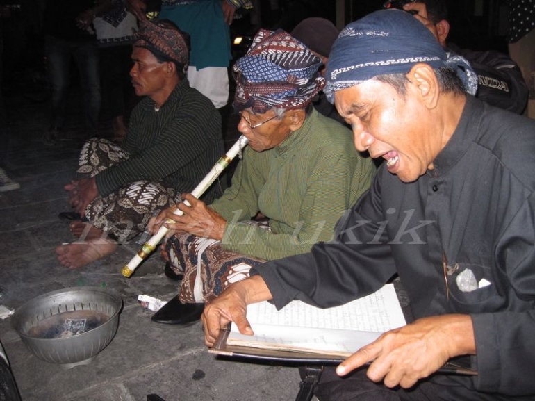 Sebuah ritual di depan Tugu Jogja pada 2015 jam 11 malam. Dokpri