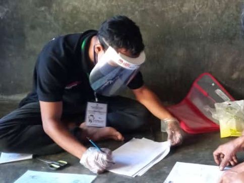 Anggota PPDP sedang mencoklit data pemilih | Foto: Ahmad Raden