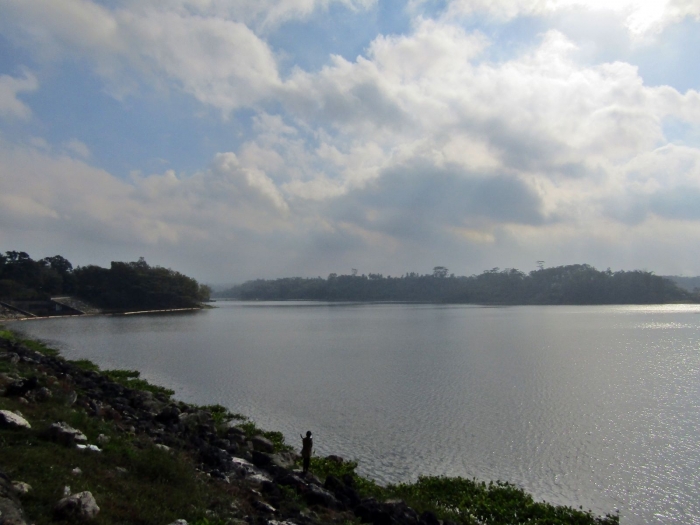 Seorang pemancing yang masih setia mencari ikan di tepi Bendungan Lahor. - Dokumen Pribadi