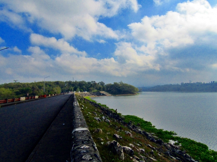 Jembatan ini membendung air dalam bendungan sekaligus menjadi perbatasan antara Malang dengan Blitar. - Dokumen pribadi