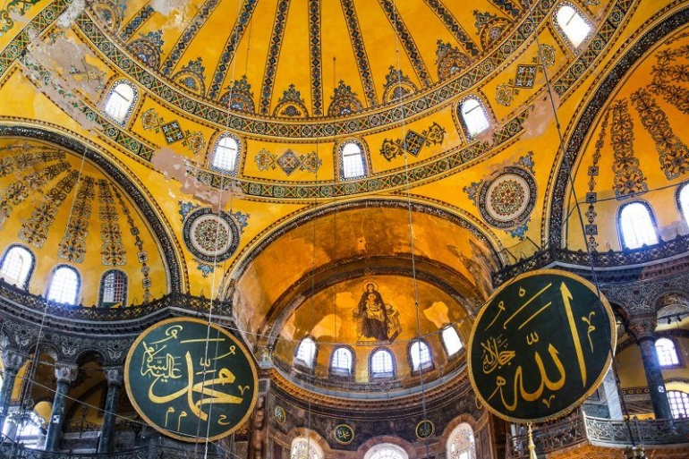 Kaligrafi Lafadz Allah dan Gambar Bunda Maria bersama Yesus Kristus dalam Kubah Hagia Sophia. (flickr)