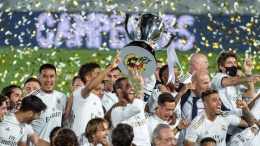 Pemain-pemain Real Madrid merayakan gelar Liga Spanyol musim 2019/20 setelah dini hari tadi mengalahkan Villarreal 2-1. Real Madrid tampil konsisten dengan memenangi 10 pertandingan sejak Liga Spanyol kembali bergulir pada 12 Juni lalu. Sebaliknya, pesaing mereka, Barcelona, malah keteteran/Foto: Marca
