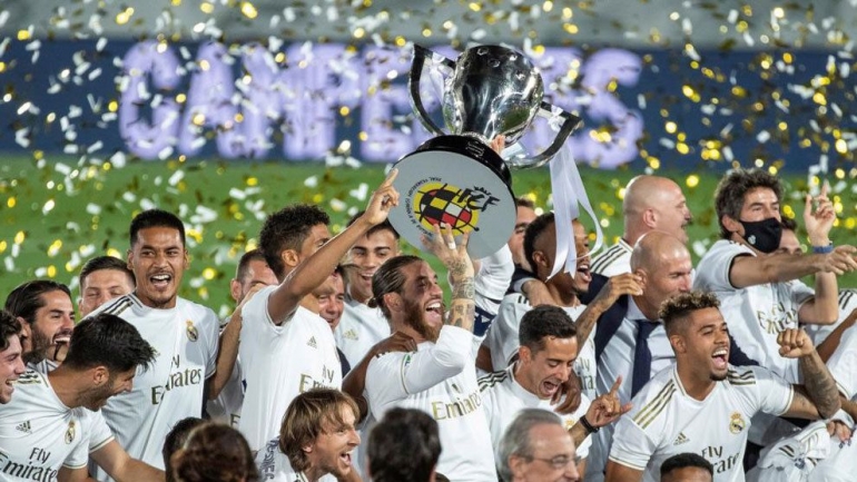 Pemain-pemain Real Madrid merayakan gelar Liga Spanyol musim 2019/20 setelah dini hari tadi mengalahkan Villarreal 2-1. Real Madrid tampil konsisten dengan memenangi 10 pertandingan sejak Liga Spanyol kembali bergulir pada 12 Juni lalu. Sebaliknya, pesaing mereka, Barcelona, malah keteteran/Foto: Marca