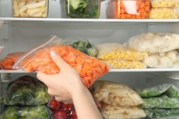 Iilustrasi menyimpan makanan di kulkas. (Dok. Shutterstock/New Africa via KOMPAS.com)