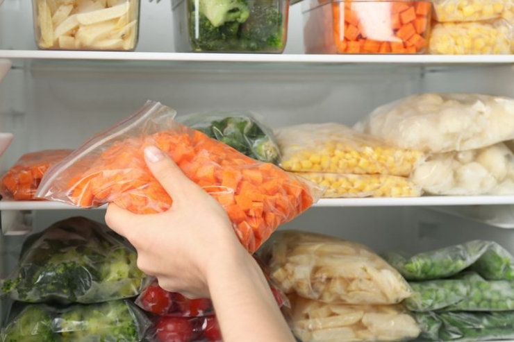 Iilustrasi menyimpan makanan di kulkas. (Dok. Shutterstock/New Africa via KOMPAS.com)