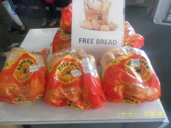 ket.foto : roti gratis,nggak ada yang tertarik. /dok.pri