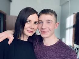Marina dan Vladimir, pasangan kekasih yang sebelumnya berstatuskan ibu dan anak tiri. Pernikahan keduanya menimbulkan pertanyaan, inikah namanya cinta? Sumber foto: Yahoo News Australia.com