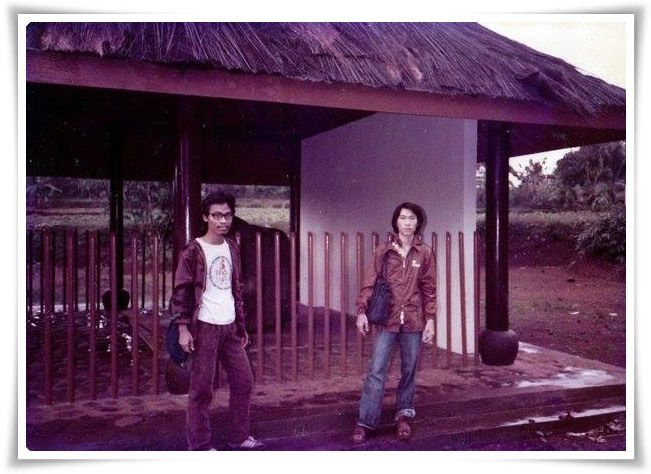 Kenangan bersama Trigangga (kiri) melihat-lihat prasasti di Bogor, 1981 (Dokpri)