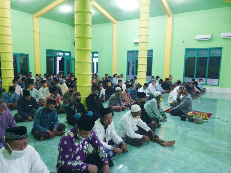 Jamaah meramaikan masjid dalam memeringati 40 hari wafatnya bapak (dokpri).