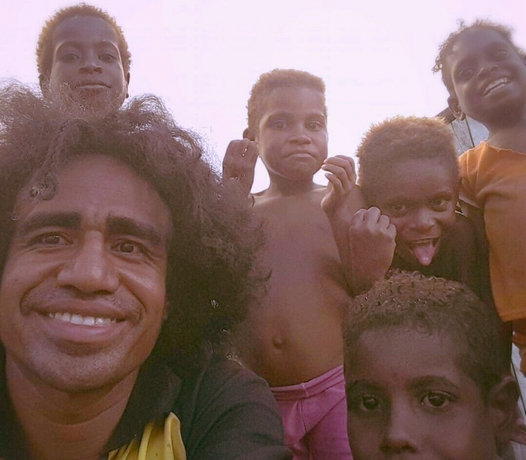 Ignasius Bria bersama anak-anak pedalaman Asmat, Papua. Dokpri Ignasius Bria