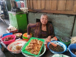Mbah Kemih saat berjualan nasi di Pasar Demangan, Yogyakarta. Sumber: dok.pribadi
