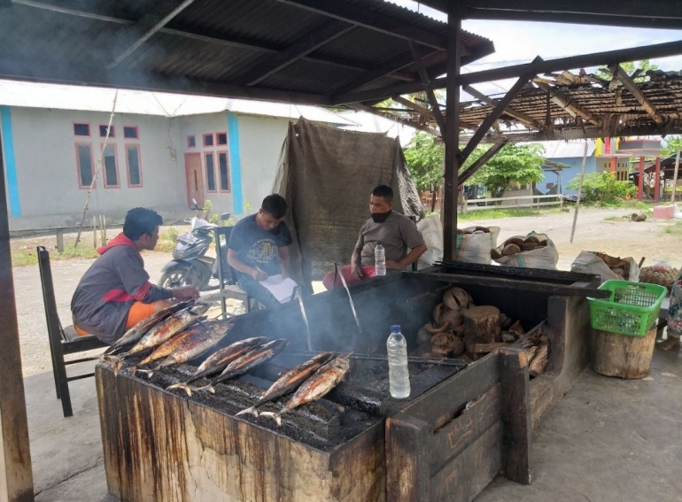 Wawancar dengan pengolah ikan fufu (Dokumentasi pribadi)