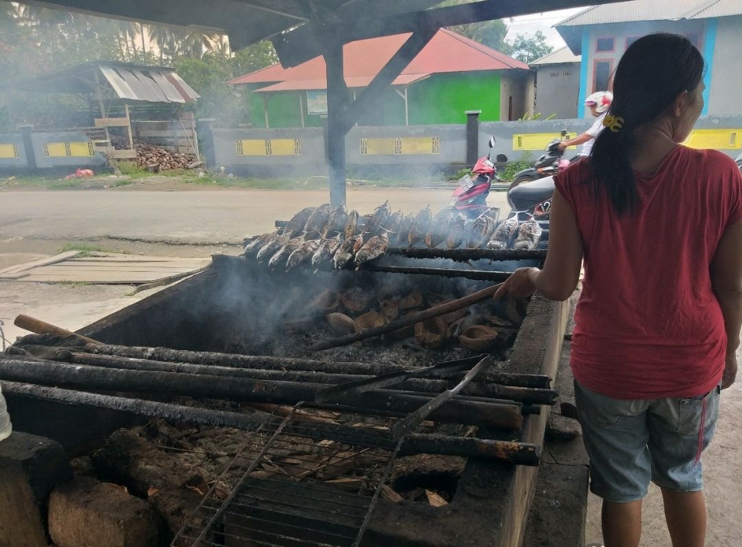 Proses pengasapan ikan (Dokumentasi pribadi)