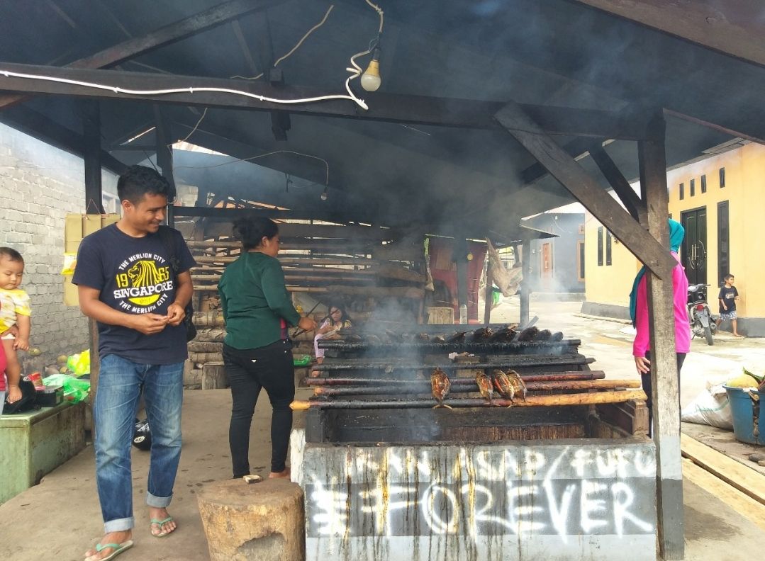 Melihat Proses pengasapan Ikan Cakalang di Desa Tembal (Dokumentasi pribadi)