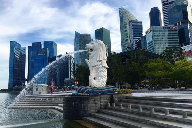 Ikon wisata Singapura, Taman Merlion di distrik Marina Bay yang biasanya ramai dipadati turis terlihat sepi, Sabtu sore (11/04/2020). Hanya terlihat segelintir warga yang sedang berlari sore. | Sumber: Kompas.com/ Ericssen