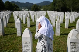 Peziarah berdoa di pemakaman massal di Potocari, dekat Srebrenica, Bosnia dan Herzegovina pada 11 Juli.( Foto/REUTERS)