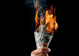 ilustrasi membakar uang (sumber gambar: lifepal.co.id)