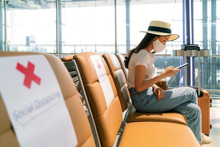 Ilustrasi penumpang sedang menunggu boarding di bandara. Pandemi Covid-19 juga menghantam usaha tour and travel| Sumber: Shutterstock