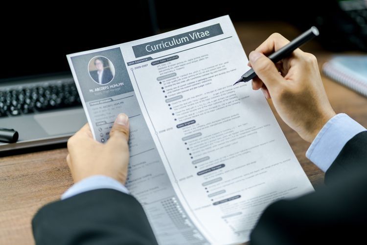 Curriculum Vitae (Sumbeer: www.shutterstock.com via money.kompas.com)