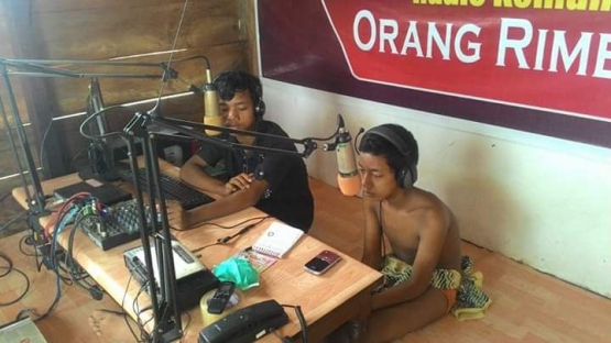 Beteguh dan Betulus, penyiar Radio Benor FM dari Suku Orang Rimba. (Foto : Elvidayanty/dok. KKI Warsi)