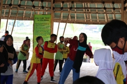 Ani Susiningtias mengajarkan anak-anak Desa Cipaku menyanyikan lagu Aksara Jawa/Foto: Lilian Kiki Triwulan