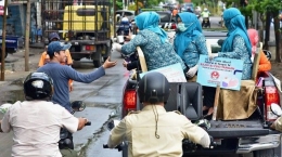 Liestiaty F Nurdin membagikan masker kepada masyarakat (18/07/20).|dokpri