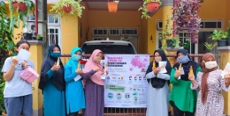 Pembagian pamflet dan hand sanitizer kepada warga BTN Griya Nugratama, Cianjur, Jawa Barat|dokpri