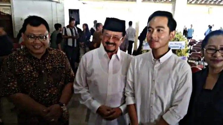 Gibran Rakabuming ketika bertemu Achmad Purnomo dalam takziah GKR Galuh Kencana, Jumat (1/11/2019)/solo.tribunnews.com.