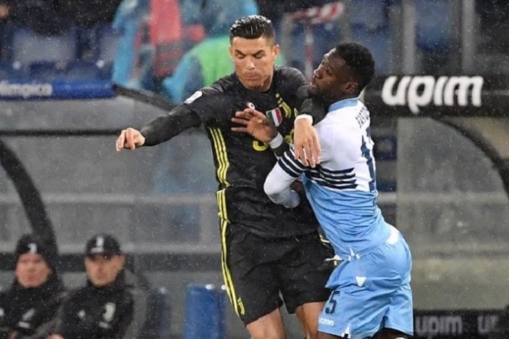 Penyerang Juventus, Cristiano Ronaldo berduel dengan salah seorang pemain Lazio (bola.kompas.com)