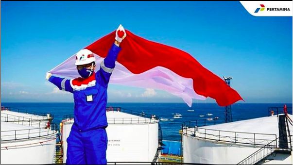 Ilustrasi pekerja Pertamina mengibarkan bendera merah putih di kilang minyak (sumber: Instagram Pertamina)